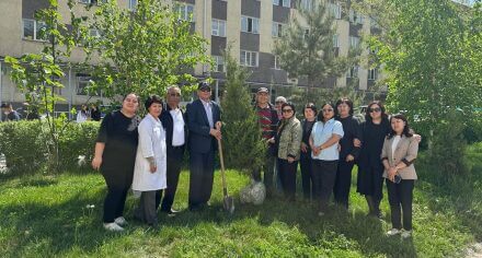 «Зеленый ВУЗ»: сотрудники кафедры микробиологии, вирусологии и иммунологии высадили ели